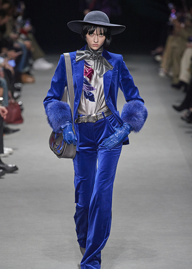 بذلة بأقصى درجات الإشراق الزاهي باللون البرتقالي من "أكريس"  Akris