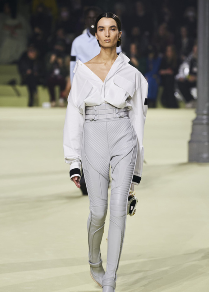 أفكار مميزة لتنسيق البنطلون الجلد في شتاء 2023