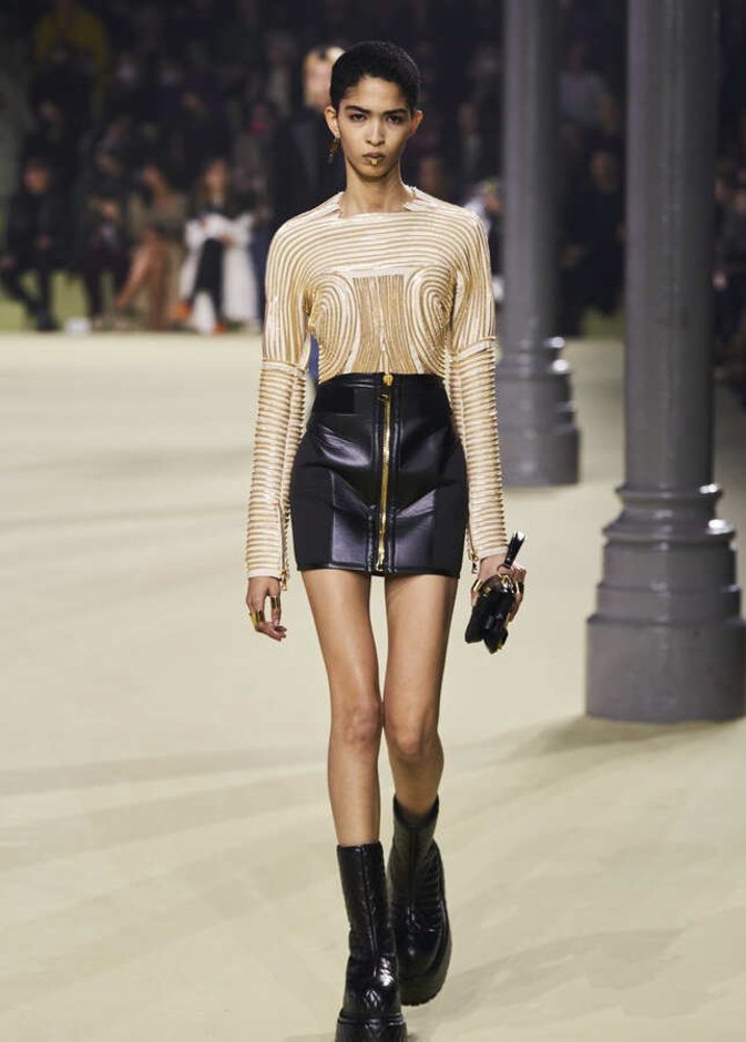 بلوزة ميتاليكية باللّون الذهبي بتنسيق لافت من Balmain