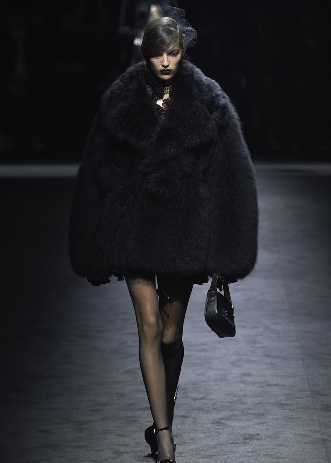 معاطف فاخرة لتنسقيها فوق اطلالاتك الرسمية في مناسبات رأس السنة