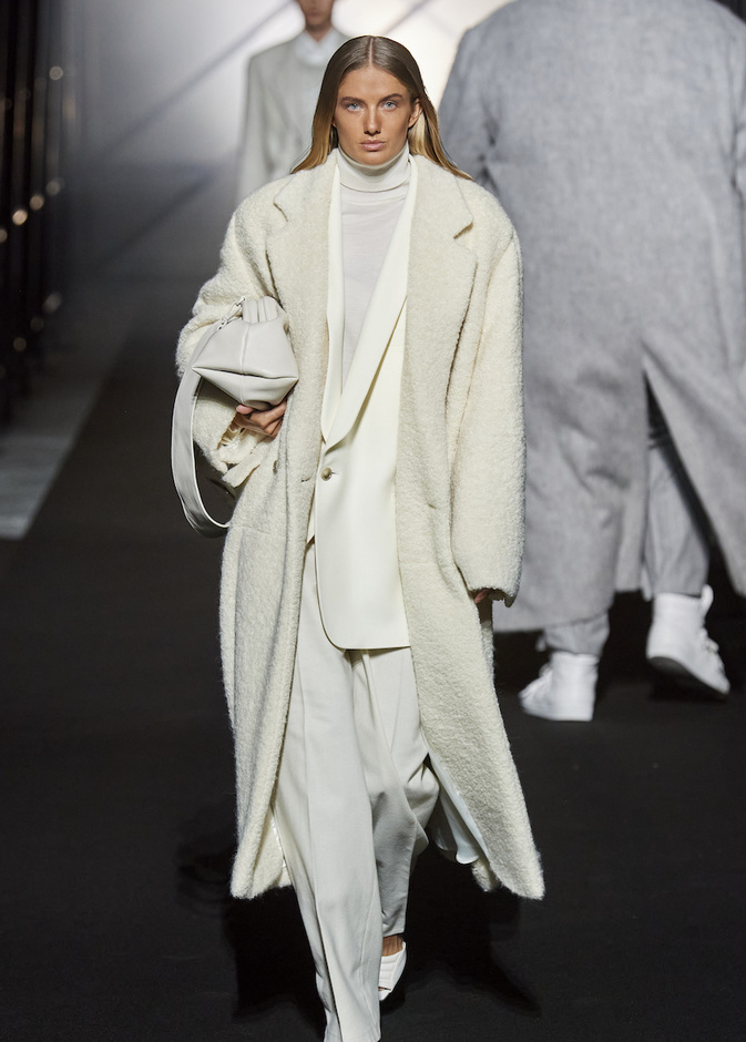 أسهل طريقة لتحصلي على اطلالة أنيقة هي باعتمادك للون الأبيض 