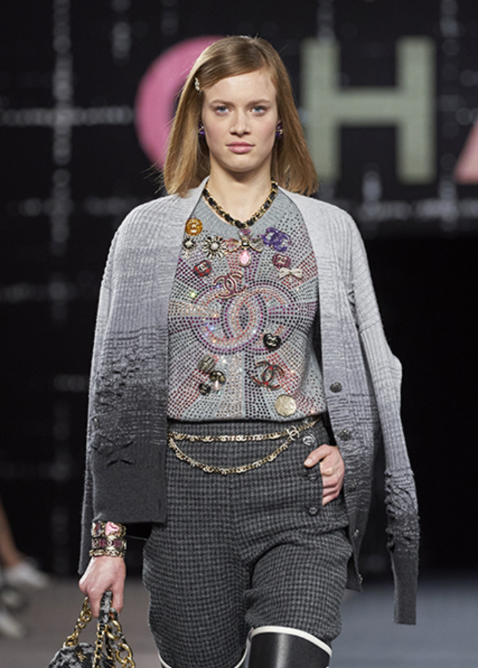 التفاصيل المزخرفة لتعزيز جاذبية إطلالاتك في شتاء 2023