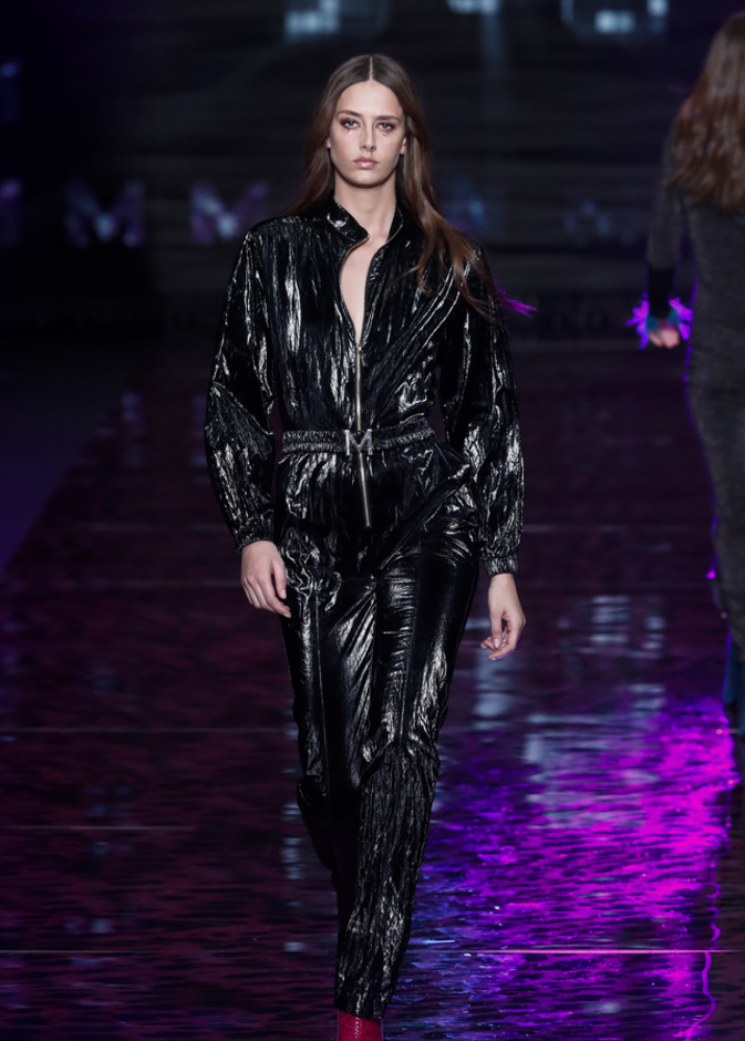 جمبسوت أسود لافت من Casademunt