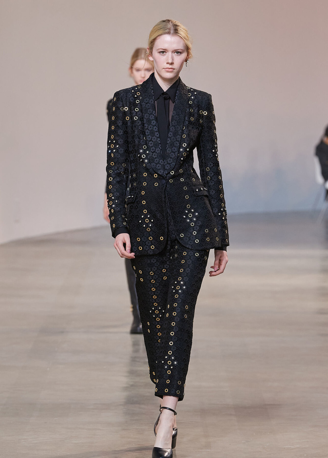 بدلات رسمية سوداء في شتاء 2023