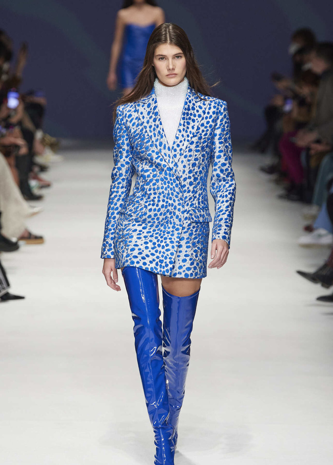 صيحة الفساتين المقلمة مع البوتات الجلدية العالية