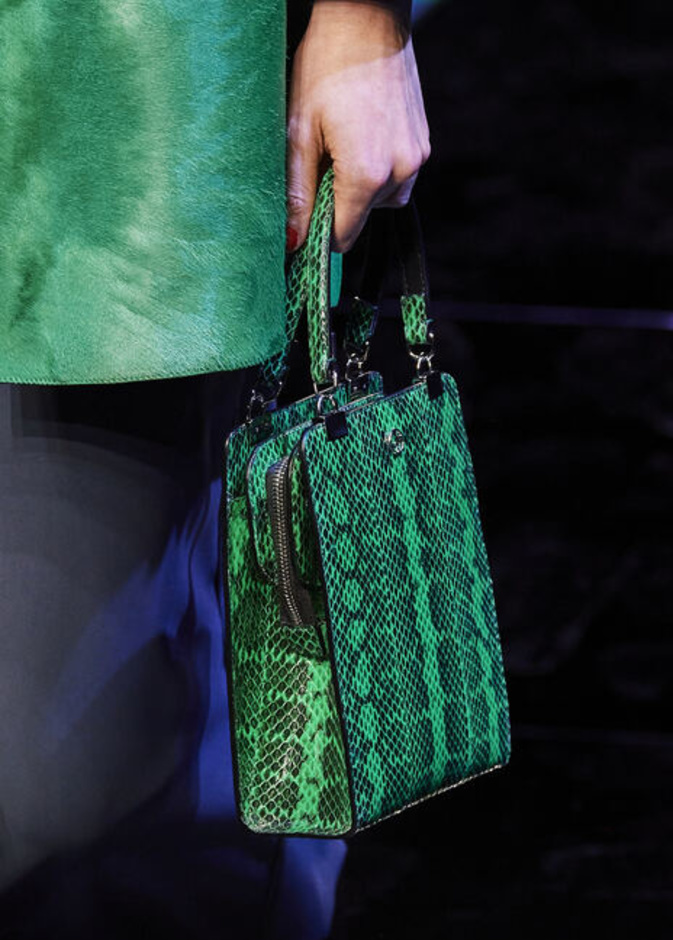 حقيبة باللّون الأخضر المميّز من Giorgio Armani