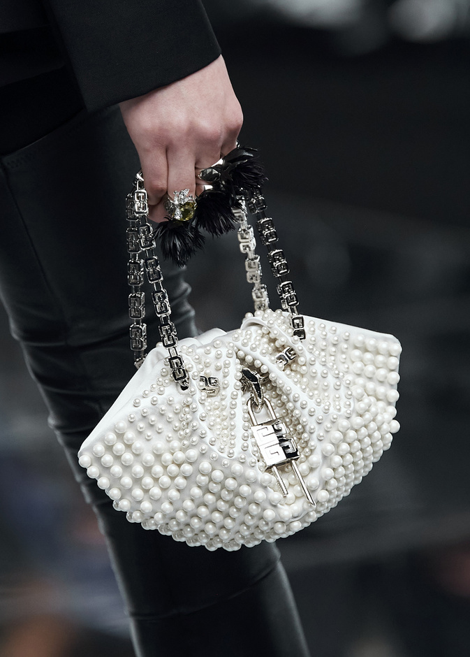 موضة الحقائب البيضاء الإختيار الأساسي