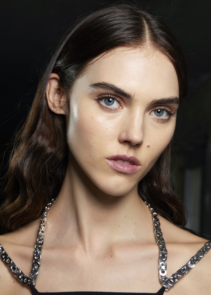 أفضل كريمات طبيعية لإزالة الهالات السوداء بوقت قصير