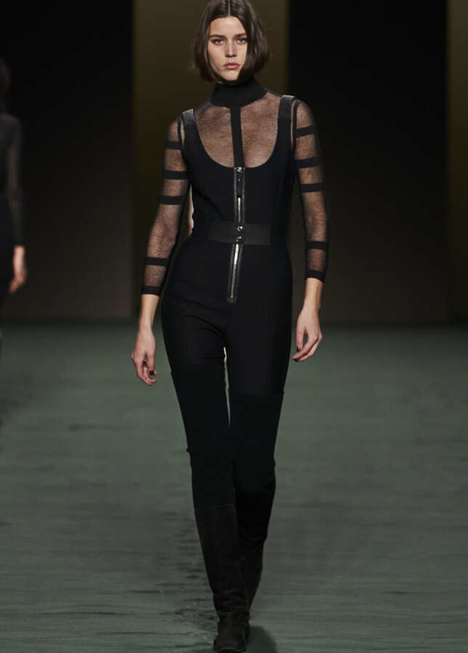 جمبسوت أسود لافت من Hermes