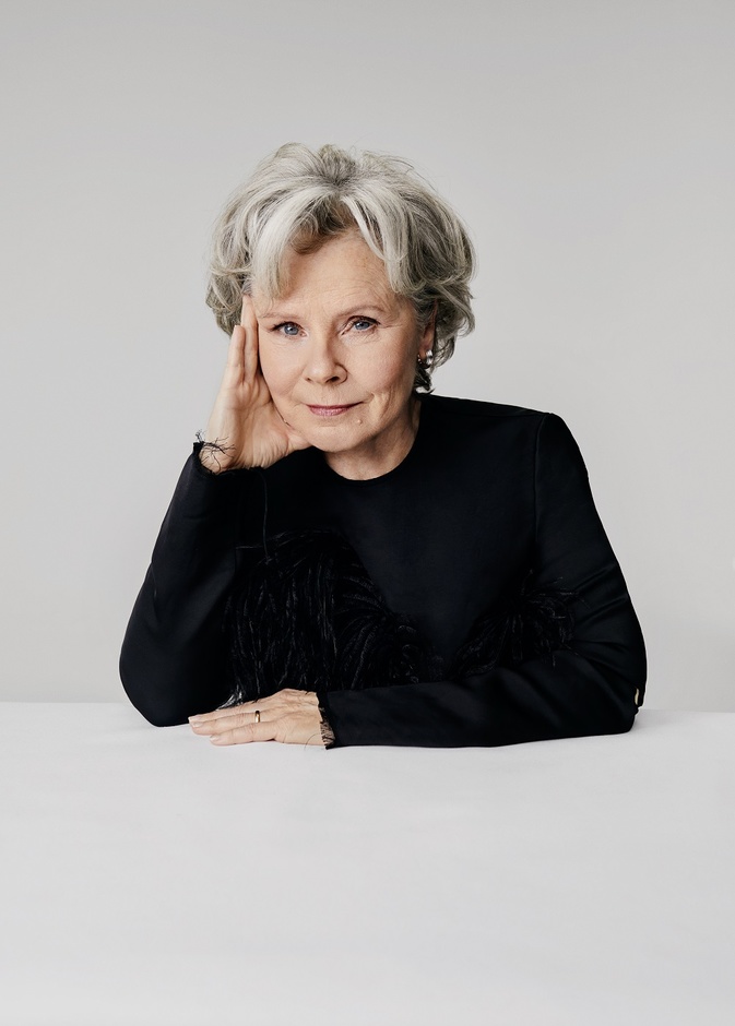 إميلدا ستونتون"Imelda Staunton  التي تلعب دور الملكة إليزابيث الثانية