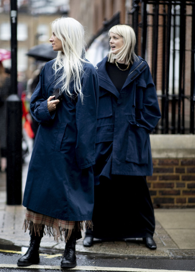 اللّون الكحلي صيحة خريفية لافتة بأسلوب Street style