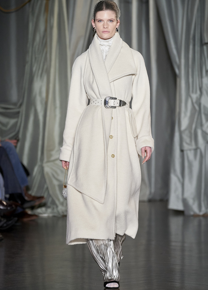 أجمل صيحات المعاطف الشتوية البارزة مع الحزام لإطلالة كاجوال وملفتة