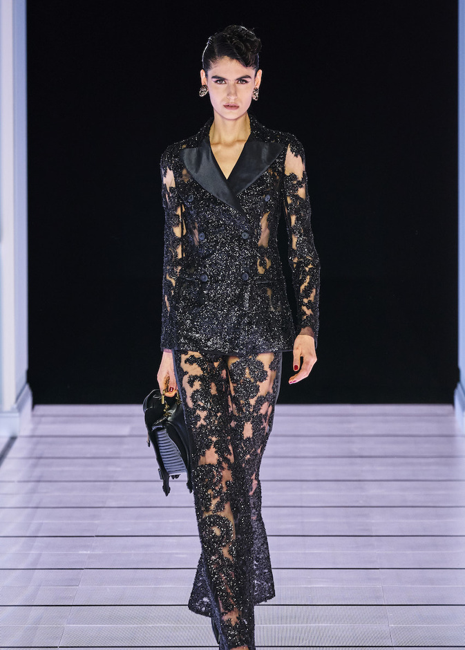 تألقي في اطلالات جذابة في أزياء دانتيل سوداء لمناسبات رأس السنة 