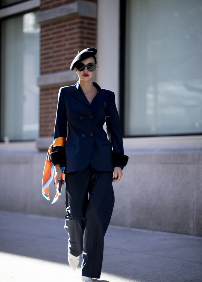 تنسيق الوشاح على اليد صيحة خريف 2022-2023