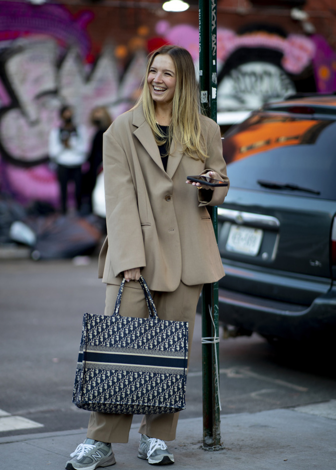 حقائب الTote Bag صيحة خريف 2022 بإطلالة من Street style