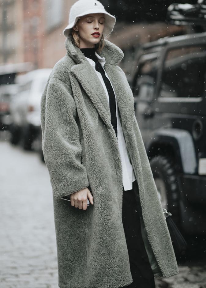 في البرد القارس المعطف الفرو دليلك لإطلالة دافئة وأنيقة.. أبرز وأحدث التصاميم بالصور