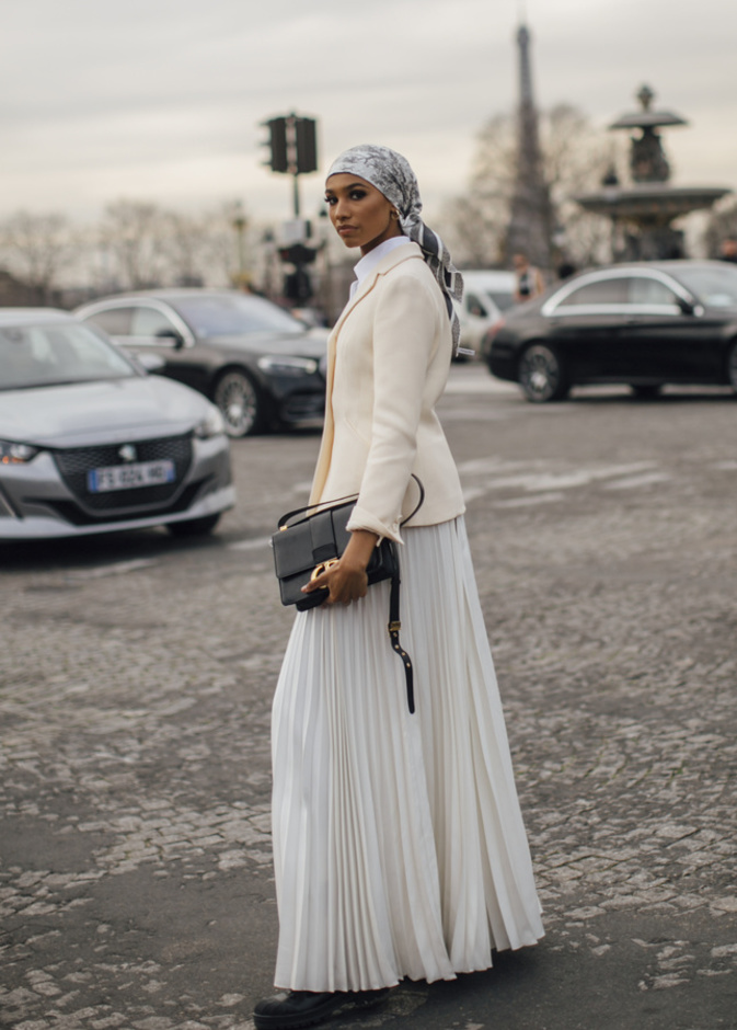 التنورة الطويلة صيحة لافتة من إطلالات Street style