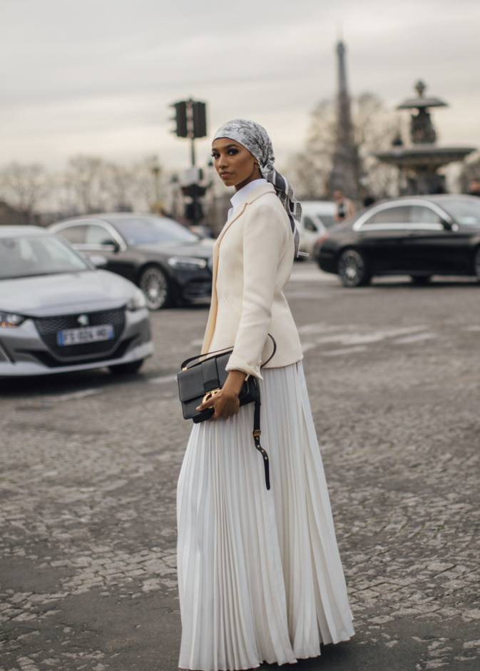 إطلالة بالأبيض لافتة ومميّزة مليئة بالتفاؤل من Street style