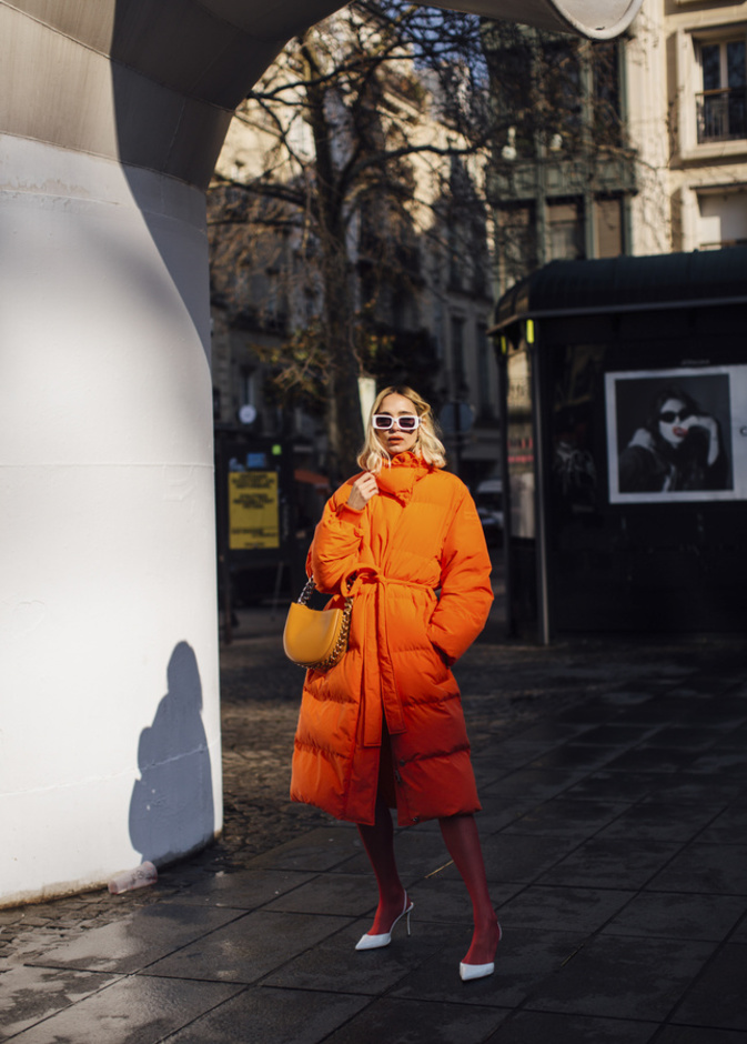 المعطف الملون صيحة خريف 2022 من Street style