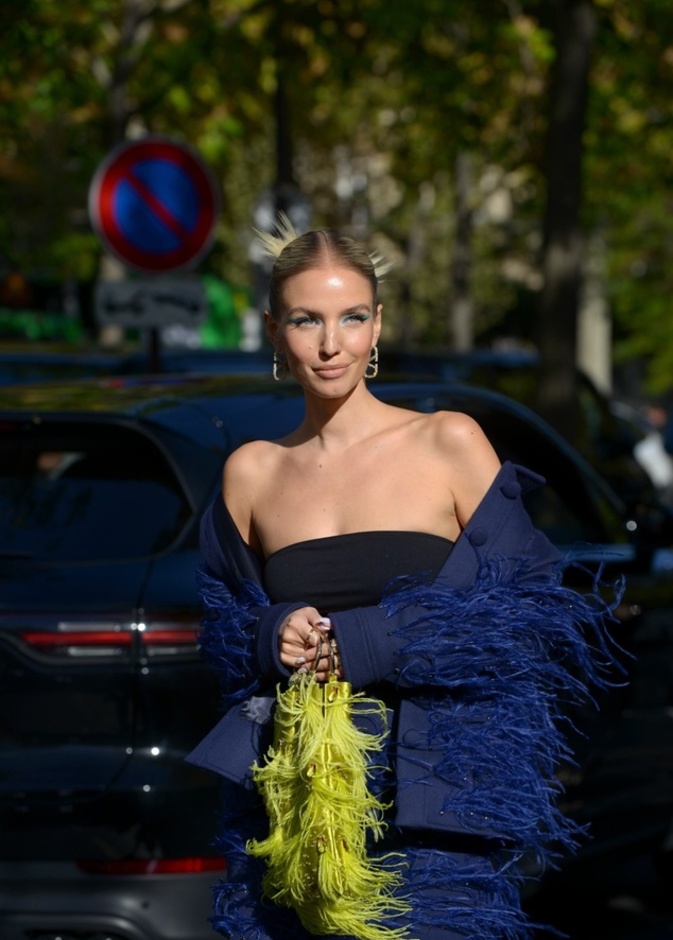 أسرار تنسيق اللون الكحلي في إطلالاتك لشتاء 2023