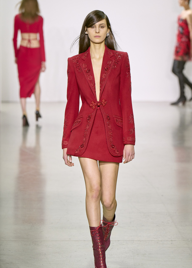 موضة التنورة الحمراء مع القبعة