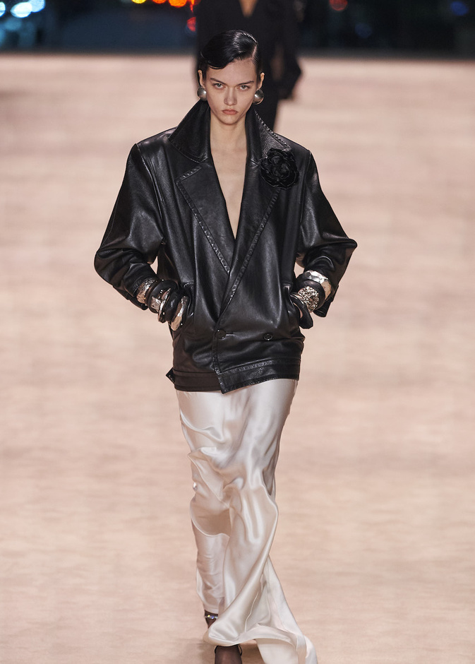 اعتمدي التنورة الماكسي عوضاَ عن البنطلون في إطلالاتك هذا الشتاء