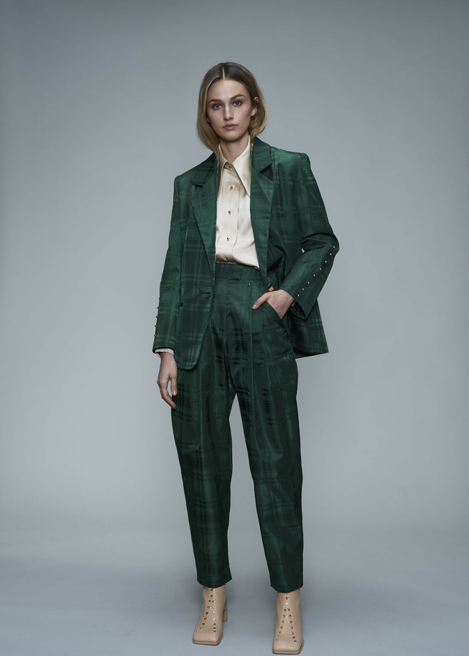 لصاحبات الخصر النحيف.. أفكار كاجوال لارتداء موضة البنطلون الزيتي 