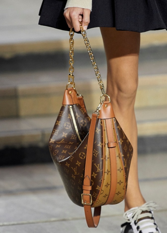 حقيبة من الجلد البنّي مطبّعة بمونوغرام دار 