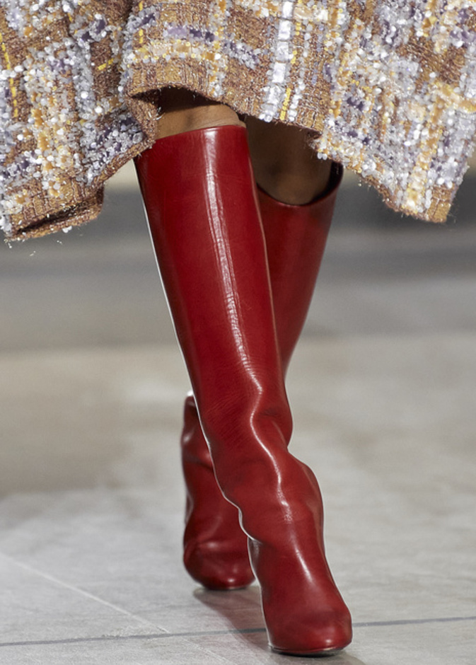 نسقي الحذاء الأحمر في مناسبات نهاية العام لإطلالة أنيقة جذابة على الموضة..أحدث التصاميم بالصور 