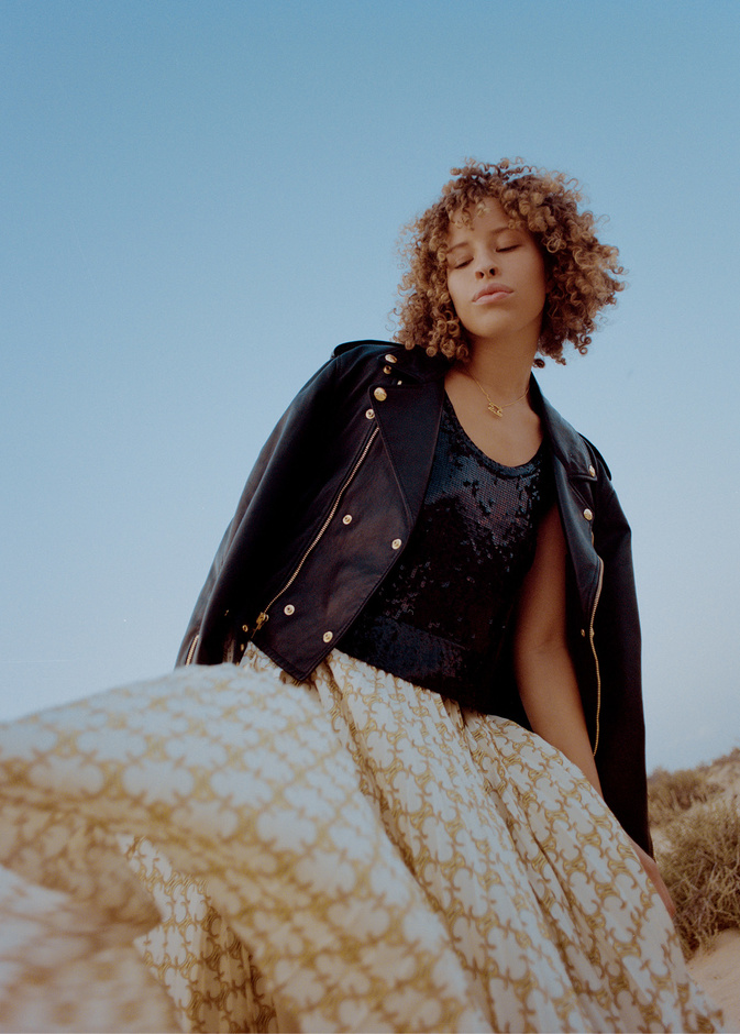 جلسة تصويرية خاصة بـــ "هي" ودار  CELINE تحت عنوان "نحو السكون"