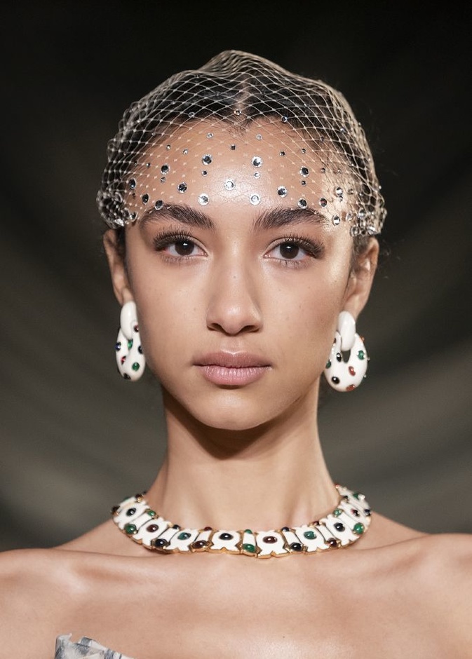  أكسسوارات تناسب التسريحات المرفوعة ليلة رأس السنة