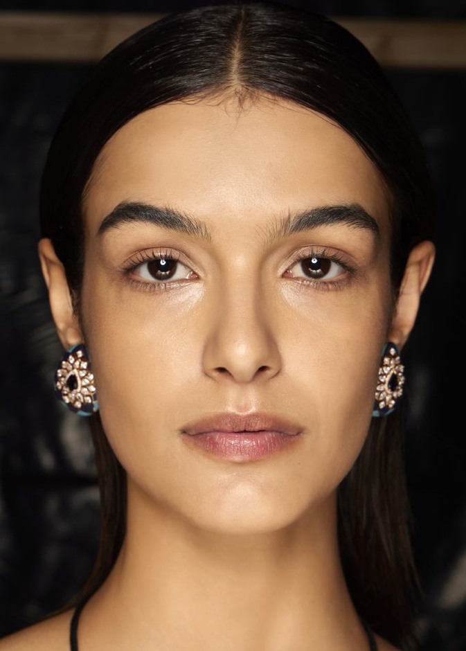 علاجات طبيعية فعالة للهالات السوداء تحت العينين في المنزل