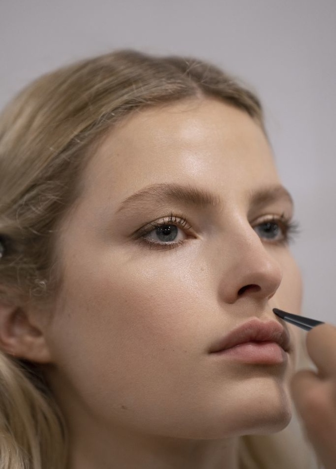  إطلالات مكياج CHANEL ذهبي في عرض Métiers d'Art لعام 2023