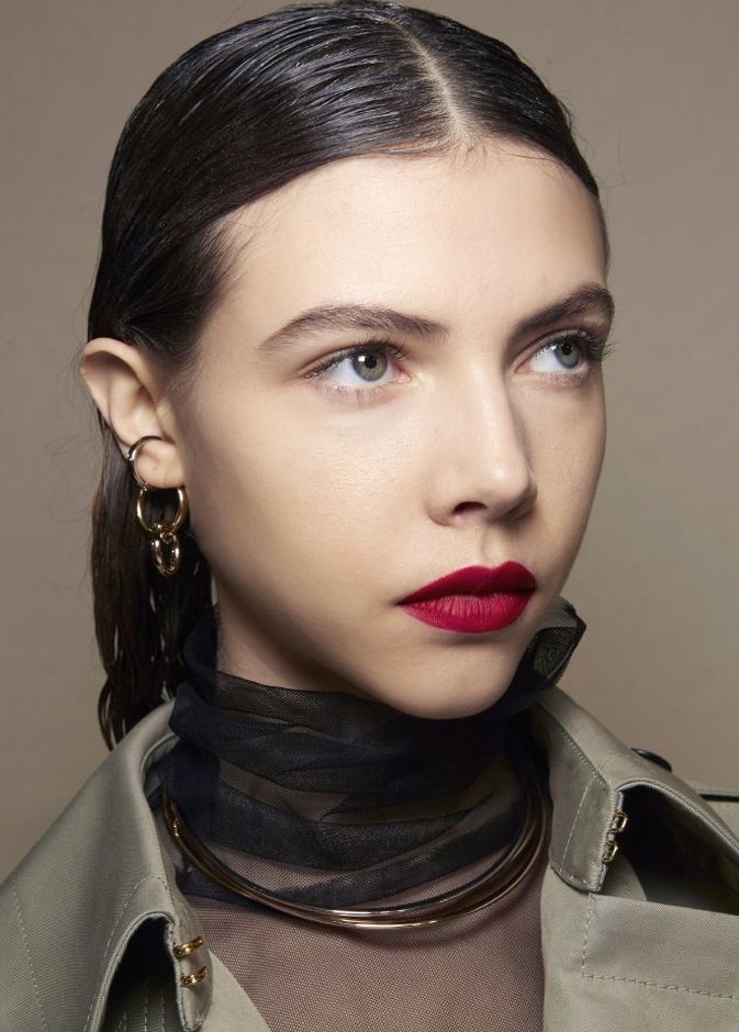 توريد الشفاه وطريقة الحفاظ على لونها قبل سهرة رأس السنة 2023