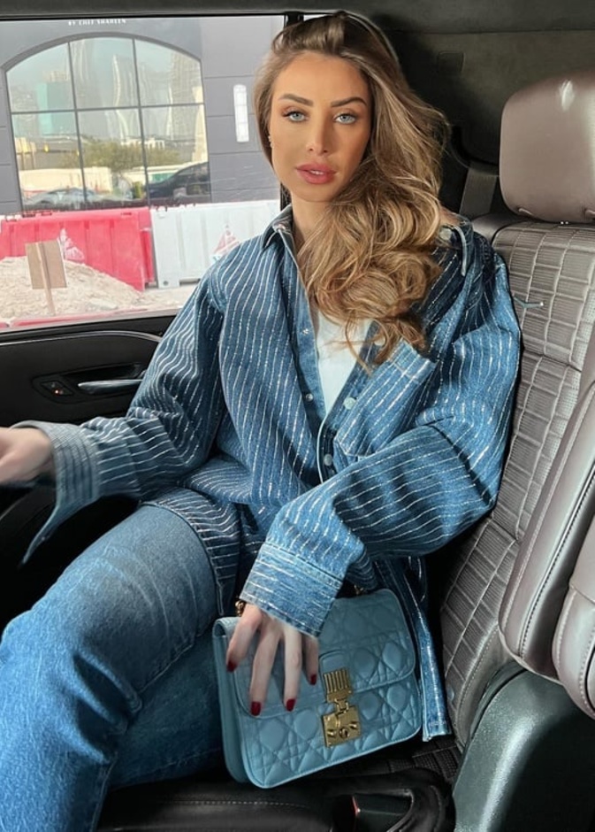  تنسيقات عصرية لكن أنيقة في بنطلون الجينز من أنابيلا هلال 