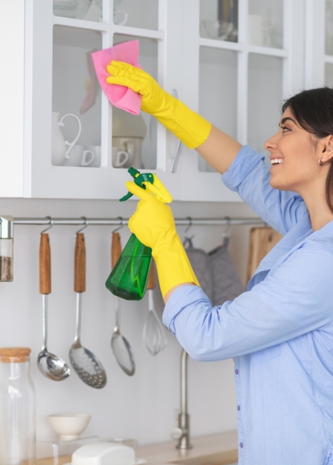 أفضل الطرق لتنظيف خزائن المطبخ المطلية