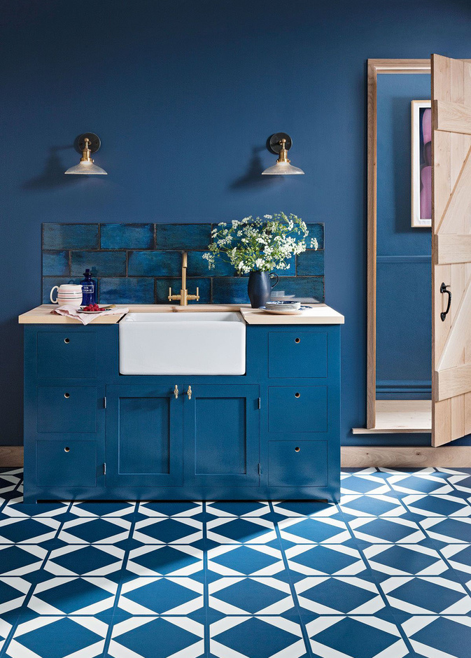 الأزرق الجريء يجمع تصاميم الخلفية وأرضية المطبخ