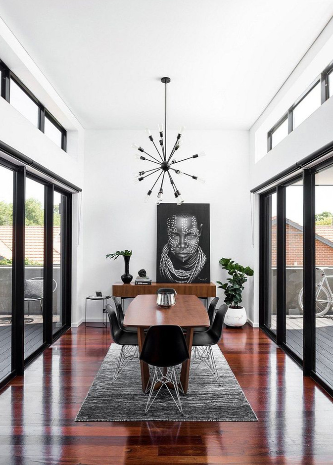 الإنارة الطبيعية تضفي الإشراق على اللون الأسود لغرفة الطعام