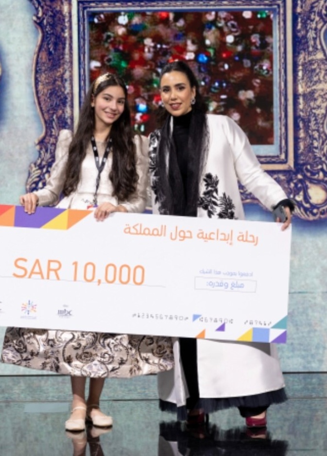 تتويج ليندا الفيصل من قبل زينب أبو السمح الرئيس التنفيذي mbc  أكاديمية