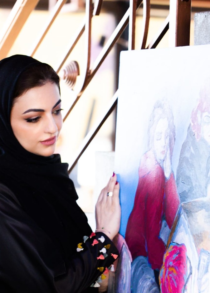 الفنانة السعودية نور هشام السيف تطلق معرضها في القاهرة وتصرح لـ "هي" عن مضمون أعمالها