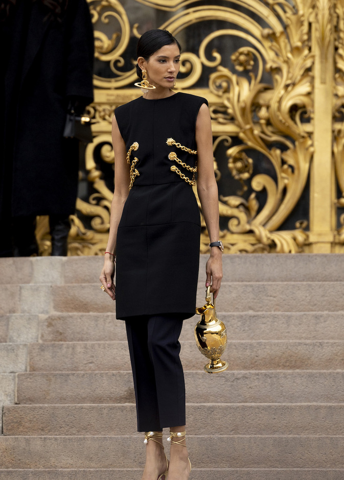 أزياء سوداء مع اكسسوارات ذهبية أبرز صيحات أسبوع الموضة الموضة في باريس 