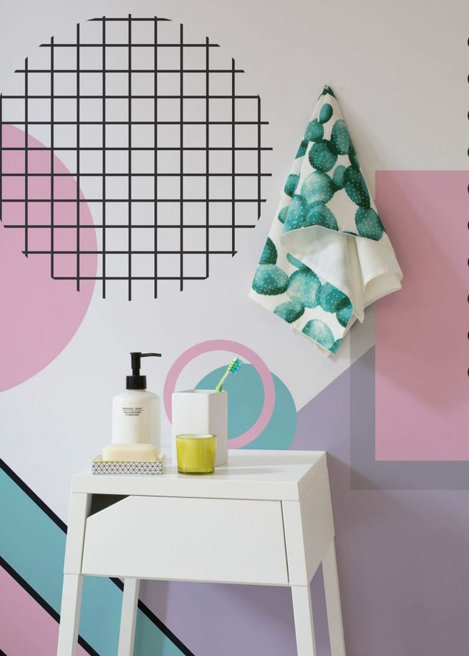 جدار حمام يعتمد الخطوط الهندسية