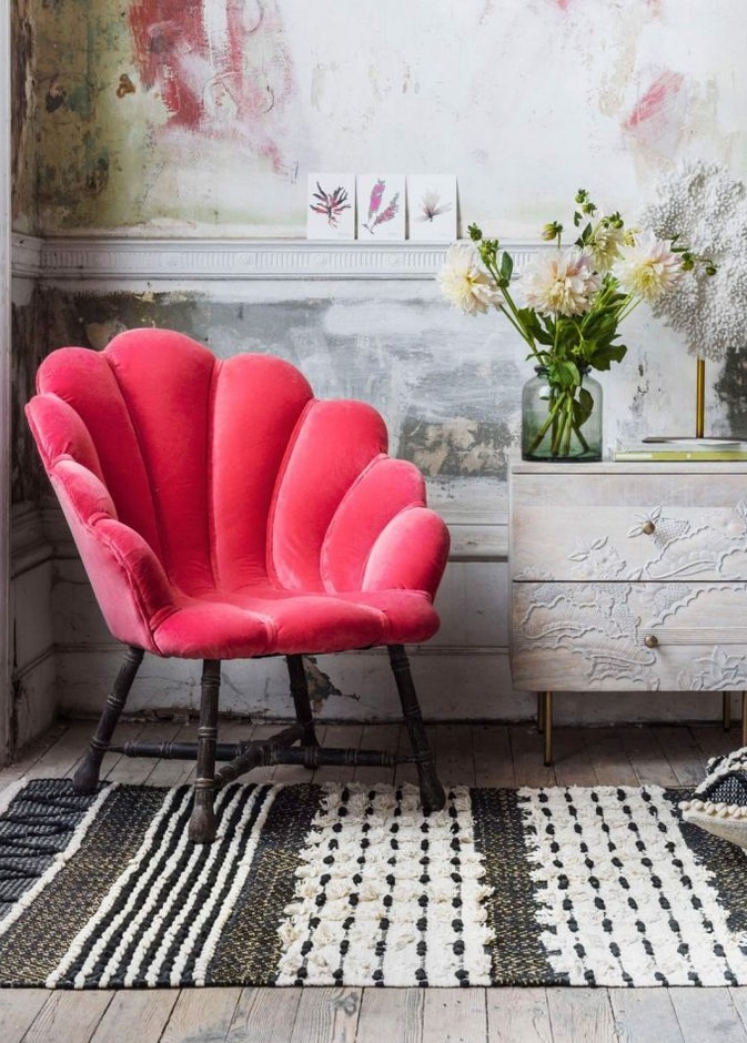 جدار فينتاج مع كرسي مودرن باللون الأحمر
