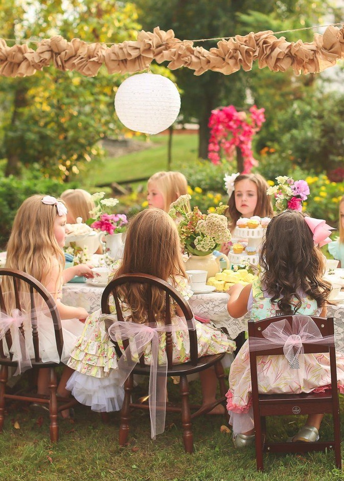 حفلة شاي للأطفال في حديقة المنزل