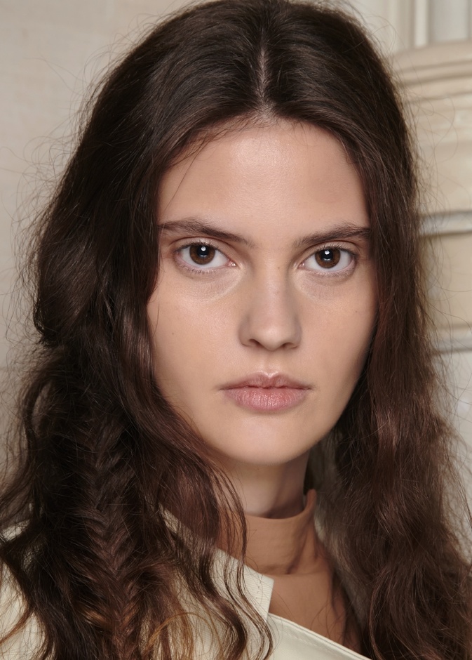 طرق أساسية لتجديد خلايا البشرة بصنفرة الجلد