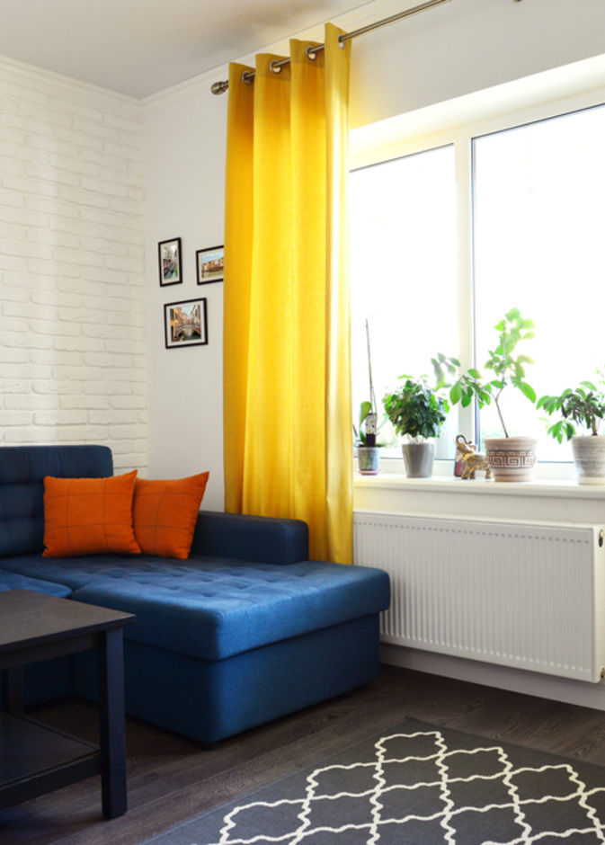 ستائر باللون الأصفر في غرفة استقبال الضيوف المقربين