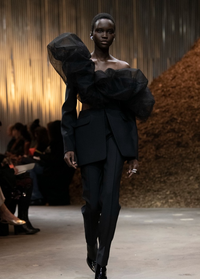 7 منصات عرض سطعت فيها إطلالات مترفة لموسم خريف وشتاء 2022