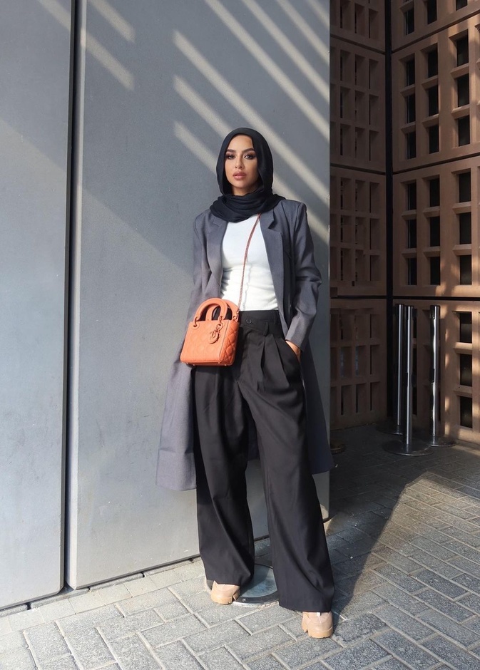 البنطلون الأسود العريض خيار مثالي لاطلالات المحجبات 