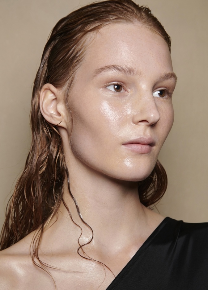 التقشير الجاف... مفتاحك لبشرة حيوية وملامح أكثر سعادة استعدادًا لعيد الحب