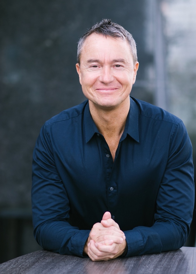 المدُرب والمُفكر والمؤلف دينيس ليام ميرفي